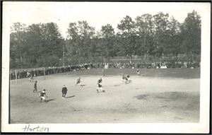 Fotball. 53 postkort, hvorav 48 i småformat. De fleste er Norske eller har noe med Norge og gjøre.