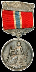 Skyttermedalje 1926. Sølv med 2 agraffer og bånd. 31mm. Advers som S&H.180. 01