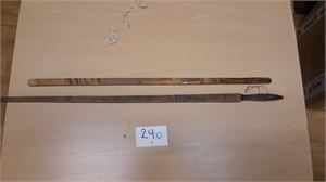 MÅLESTAVER? 2 staver som ser ut til å ha vært brukt til måling av et eller annet. Den lengste er 75cm. Selges as-is