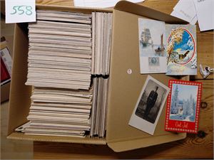 POSTKORT Skoeske med ca 900 kort, ca 400 små. Julekort og diverse andre motiver. Vekt 3,6 kilo