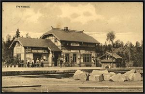 Ca 230 postkort, hvor nær alle er norske stedskort i småformat. Flere uvanlige.