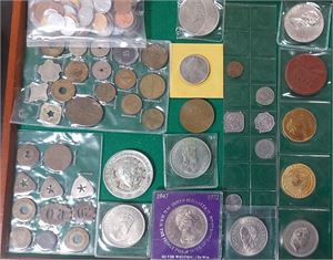 Parti  diverse  tokens, poletter och medaljer i oäkta metaller