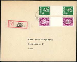 240,242. 5 øre Posthorn og 10 øre Løve i vertikale par med hvitt mellomfelt (fra hefteproduksjonen), på rekommandert konvolutt, stemplet "Oslo 26.1.45". (NK 2.600,-).