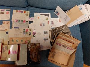 SPENNENDE DØDSBOKASSE med mye i poser og innstikksbøker som har stått i over 50 år. Også noe nyere inkl mange FDC og spesialstempler. Frimerkene er utvilsomt det mest spennende, vekt 6,3 kilo