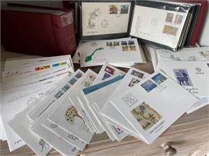 FDC Masse FDC 60- 90-tallet i 2 permer + mange løse. Kan være noen bedre vignetter på 60-tallet, men dette har vi ikke sjekket. Vekt 3,6 kilo