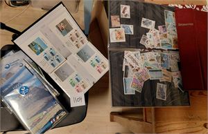 FÆRØYENE 10 årsmapper til 1996, perm FDC inkl 4-blokker og noen løse merker. Vekt 2,8 kilo