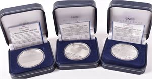 Sølv HUNDREÅRSMYNTENE 2003-2005. 100 kr 2003, 2004 & 2005, kvalitet proof, hver mynt 33,6 gram .925 sølv. Medfølger originale etuier og sertifikater.