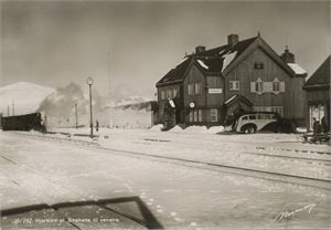 HJERKINN stasjon, med dampende tog og buss (OP) A6 s/h (Normann 16-297) brukt 1956