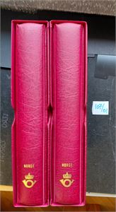 xx samling i 2 LT album med lommer og kassetter til 1996 (ark til 1999). Ingenting før 1910, veldig lite ellers fra før krigen, fyldig etter.
