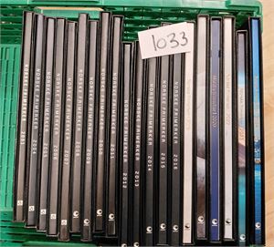 POSTENS ÅRBØKER 2001, 2004-16, 2018-20 og 2022-24, i alt 20 bøker. Kostpris ca 10800 kroner da de ble kjøpt på Posten. Noen kassetter ødelagt, merkene ok.  Vekt 15,3 kilo