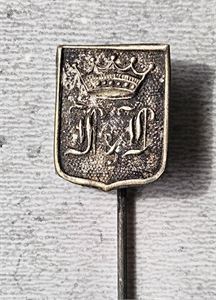 Nål, truleg svensk.  Med krone og våpenskjold