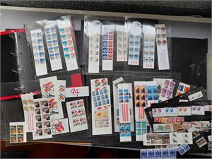 Postens røde perm med diverse xx og få brukt inkl noen polmerker