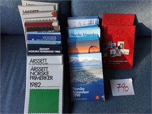 ÅRSSETT Postens årssett 1976-97, 2 av hvert av de fleste. Pålydende 4140 på frimerkene, vekt 2,4 kilo