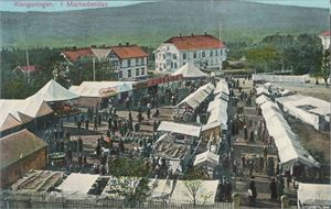 Kongsvinger. I markedstiden.  Kolorert kort (NK,1168) UB .. Flott motiv fra marknad.