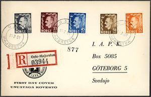 395,397-400. 5 valører Haakon øremerker på rekommandert konvolutt, stemplet "Oslo Majorstua 10.2.51". (2.200,-).