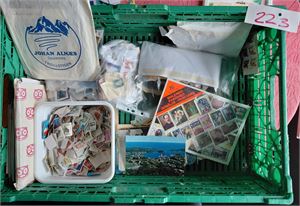 Rotelasse med masse merker. 2 norgesalbum til 1994 uten de store sjeldenhetene, noen eldre og nyere postkort + masse løse merker. Selges for veldedighetsorganisasjon. Vekt 6,9 kilo