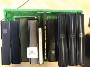 Samlinger, flest Samlerhuset inkl Nobel (1), Tusenår (2), Europas Frigjøring (2 + 1 tom), WWF (1 ), noen myntbrev Diana og et par samlinger fra Posten. Vekt 13,8 kilo