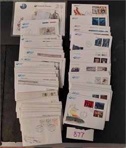 FÆRØYENE-FDC+ Ca 130 FDC 1975-2007 (€ 695), 40 brev 1983-90, alle med julemerker og 8 xx hefter (€ 115)(Totalt € 810+). Vekt 1,1 kilo