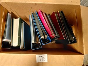 REKVISITA Alt vi fant av brukbar rekvisita i dødsbo inkl innstikksbøker, luper, pinsetter, taggemål, permer og plastlommer. Vekt 17,1 kilo