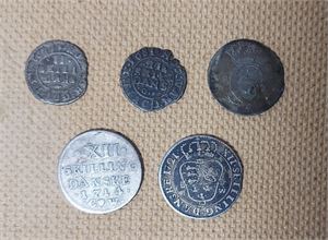 DANMARK lot fem silvermynt,  2 skill 1677 och 1681,  4 skill 1686, 4 skill 1693 samt 12 skill 1714 och 1721