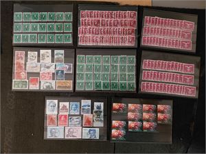 REALISASJON Diverse stempler og krigsmerker på plansjer. Noen riktig pene