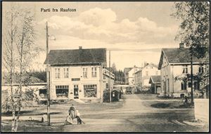 Ca 290 postkort, hvorav 215 er stedskort og 75 er kunstnerkort. Nær alle er norske. Av stedskortene er ca 150 i småformat.