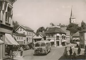 Postkort kjøretøyer GRIMSTAD sentrum med buss, kanskje I-5707, ruten Arendal-Lillesand (AA) A6 s/h (Normann 8-B-7) ubrukt