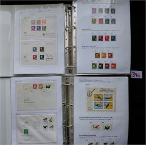 Egenmontert samling Nk 96-1381 i 2 ringpermer. Ser komplett ut etter hovednummer minus Nk 259-60 og 272. Pyntet med en god del brev og minneblokker. Artig oppsett