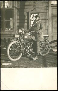 Indian Motorsykkel. Sykkelen gikk med i brannen på sliperiet i Askim i 1923. Nedre venstre hjørne med kraftig brekk som er restaurert med litt tape. K-3