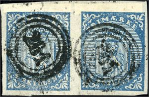 1. 4 skilling Våpen 1855 i horisontalt par, annullert med nummerstempel "261" (Silgjord, TE, 6 pkt). Meget bred marg oppe, de øvrige normale, til litt smale.
