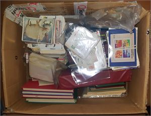 Rotelot Kasse med diverse land. Album, innstikksbøker, kort, brev, klipp. Norge og resten av verden. Inspiser!