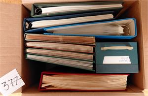 Kasse med innstikksbøker flere land, Reich i Schaubek fortrykk. Posearkiv Norge og Danmark ++. Masse merker, vekt 10,5 kilo