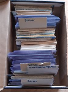Kortlot 3-400 kort Norden i skoeske. Både småf og storf.kort. En del innsatt i lommer. Mest bra kvalitet.