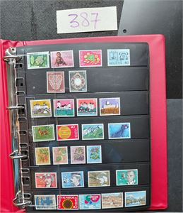 SVEITS xx samling postfrisk 1976-2022 i Postens røde visirperm. Selger oppgir: Komplett 1976-2019, mangler få merker og bitcoin 2020-22 ifølge selger. (AFA 29120 kroner)