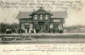 Jernbane Eina Jernbanestation m/folk på perrongen. (NK 707). Udelt bakside, småf. s/hv. Stpl i 04. Skrift foran, ellers pen kvalitet.
