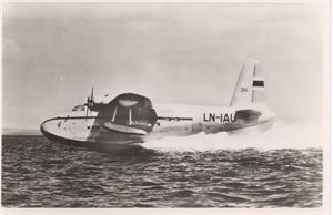 Flykort LN-IAU Sunderland (19. Short S-25/V "Sandringsham 6")  UB kort med spor av montering bak.  LN-IAU, en Short S.25 Sandringham 6, en flybåt opprinnelig bygget som en Sunderland-variant, med serienummeret SH.51C, som tragisk krasjet og sank kort tid etter avgang fra sjøen den 15. mai 1955