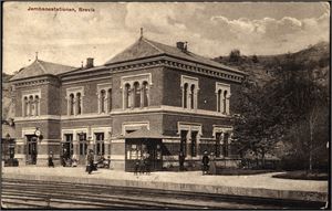 Norske og utenlandske postkort i stor eske. De fleste er småformat, hvor ca 100 er norske stedskort.