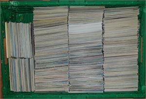 Kortlot Ca 2-3000 norske storformat stedskort i fruktkasse. Både brukt og UB, for det meste i farger og ok kvalitet. Lite kort fra storbyene. Vekt 15 kr brutto! Inspiser!