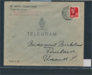 TELEGRAM (Blankett 208) med 20øre løve stemplet "KRISTIANSAND 21 X 32" og rødt "TELEGRAFSTASJONEN KRISTIANSAND S". Logo: Det norske Telegrafvesen, Telegrafstasjonen. Bak merkat fra "Det norske Telegrafvesen". Flott objekt