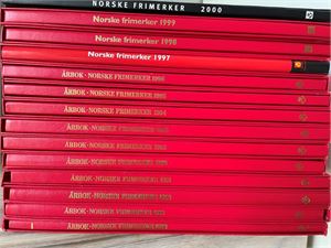 POSTENS ÅRBØKER 1988-2000 + en ekstra 1993. I tillegg  Postens jubileumssamling 1997. Kostpris 4100 kroner på årbøkene, vekt 13,4 kilo