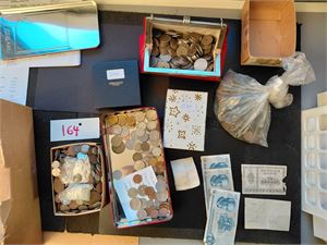 MYNTER/SEDLER Kasse med mest norske mynter, men også noe GBP og DKK + litt andre land. Spesielt mye norske kronestykker i gammel pung. Vekt 7,2 kilo