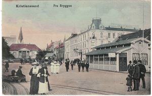 KRISTIANSSAND FRA BRYGGEN (2380 Küenholdt). Praktfullt ubrukt fargekort