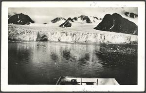 Svalbard. Drøyt 160 fotografier inkludert noen veldig få postkort i album.