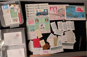 SVERIGE Mengder av hefter i plastboks inkl rabatthefter, perm med spesialstempler og 4 årssett. Her er mye verdi, vekt 3,3 kilo