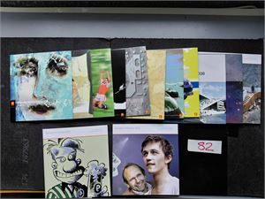 POSTENS ÅRSSETT + 2000-12. Kostpris 5219 kroner. I tillegg en del maxikort og noen FDC. Vekt 2,6 kilo