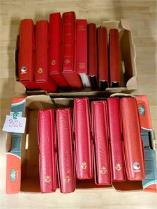 FDC + 14 permer, dels stufulle med mest FDC, noen brev, minneblokker ++. Det meste ganske nytt.Noen løse merker og miniark, brukte og ubrukte, antagelig fra abonnement.  Alle Postens permer med kassetter. Vi tør ikke tenke på hva alt dette har kostet, vekt 33,2 kilo