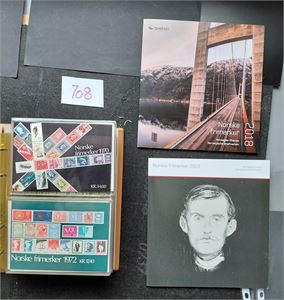 POSTENS ÅRSSETT Diverse 1970-90 i perm + 2013 og 2018. I 1970 henger merkene delvis fast. Liste på bilde 2.