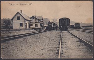 Jevnaker St., med dampende lok og vogner  st. Jevnaker 1912 (Kü, 1545)