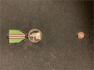 Sølv FORTJENESTEMEDALJE. "For Lang og Tro Tjeneste", fra Det Kongelige Selskap for Norges Vel, utdelt 2011. Merket på rand med 998 sølv. I flott kassett, medfølgende et diplom