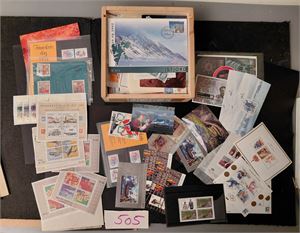 Mengder av blokker og striper + noen miniark i tre-eske. Vi har ikke sjekket til bånns, men her er MASSE merker.